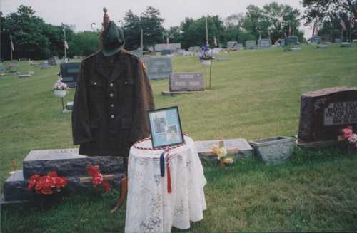 Vic Saltzgaver's grave at Eldon Cemetery, Iowa